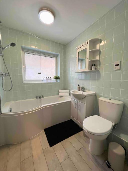 Beautiful Windsor 2 Bed, Perfect Location, 5 Mins Walk To Centre, Free Parking, Legoland, Ascot Apartment Екстериор снимка
