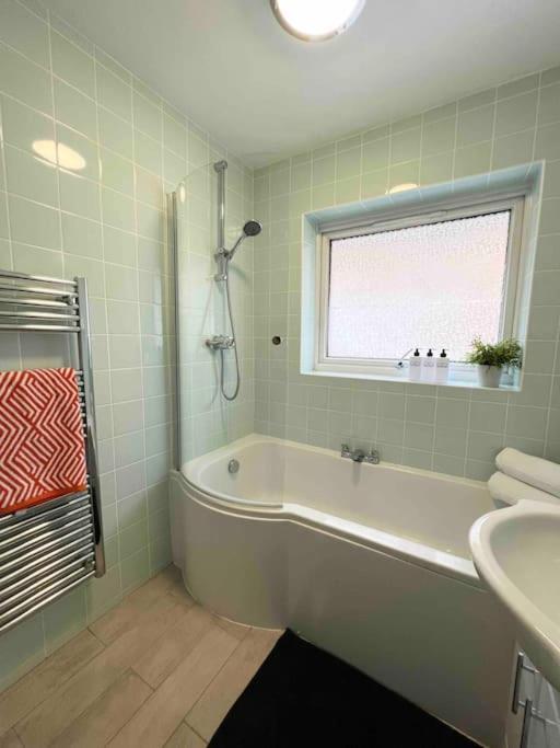 Beautiful Windsor 2 Bed, Perfect Location, 5 Mins Walk To Centre, Free Parking, Legoland, Ascot Apartment Екстериор снимка