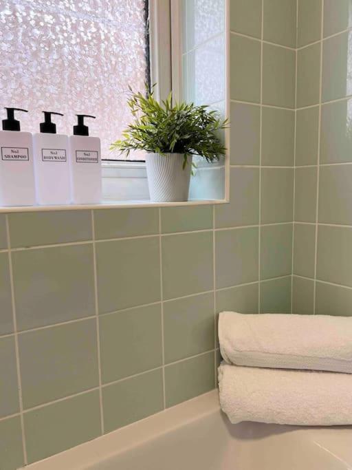 Beautiful Windsor 2 Bed, Perfect Location, 5 Mins Walk To Centre, Free Parking, Legoland, Ascot Apartment Екстериор снимка