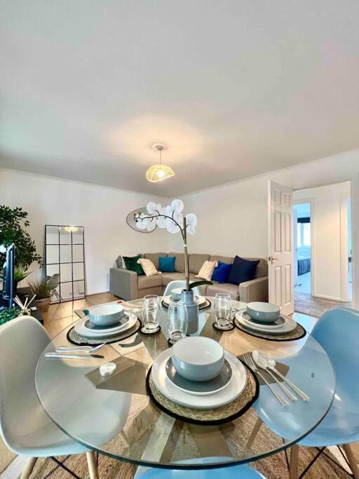Beautiful Windsor 2 Bed, Perfect Location, 5 Mins Walk To Centre, Free Parking, Legoland, Ascot Apartment Екстериор снимка